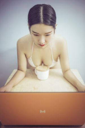 欧美女装连衣裙冬_HD高清视频观看